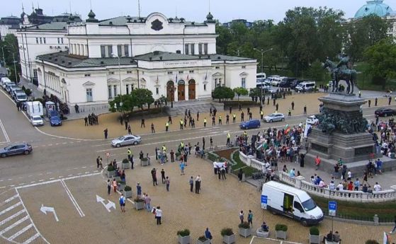 Трети ден протести на 'Възраждане' в центъра на София