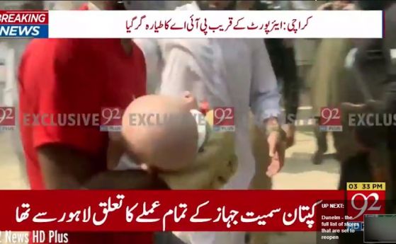 Живо бебе бе извадено на мястото, където падна Еърбъс А 320 в Карачи в Пакистан