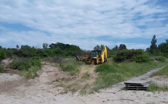 Багер разкопа дюните на плажа в Ахтопол, които са защитена зона (видео)