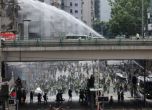 Сълзотворен газ и водни оръдия срещу антиправителствен протест в Хонконг