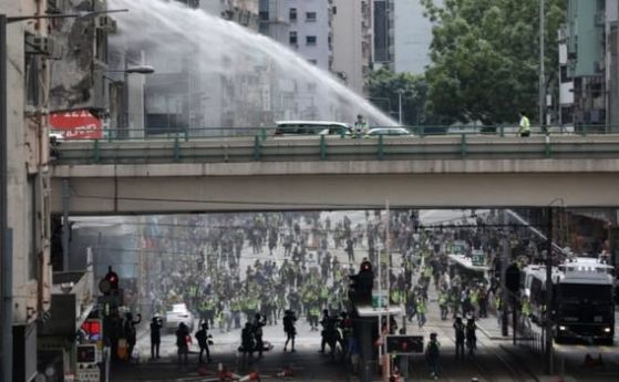 Сълзотворен газ и водни оръдия срещу антиправителствен протест в Хонконг