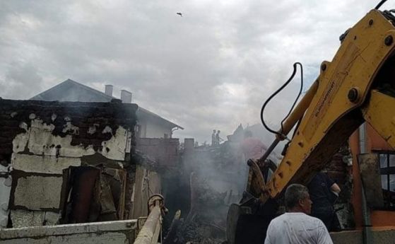 Пожар изпепели къщи в Бобошево, жена е пострадала