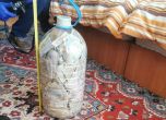 Арестуваха наркодилъри във Варна, натъпквали спечелените пари в туба от минерална вода