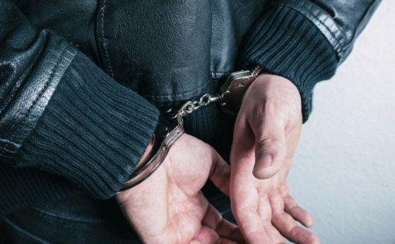 Задържаха двама разследващи полицаи за подкупи