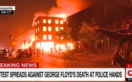 Минеаполис в пламъци: Полицейски участък гори, арестуваха екип на CNN (обновена)