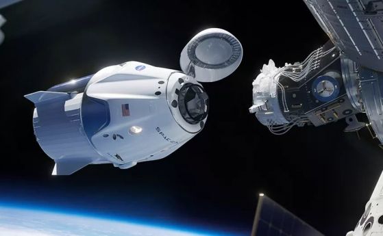 Корабът Dragon се скачва с космическата станция