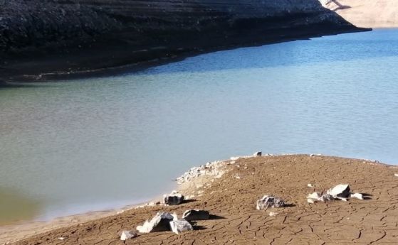 Язовир "Студена" е почти 18 млн. кубика, но режимът в Перник остава