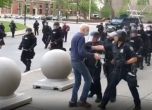 Нова бруталност в САЩ: Полицаи повалят мъж на 75 г. Поглеждат как лежи и кърви, но подминават (видео)