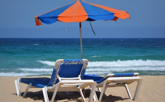 Недопустимо е да се обвързва ползването на чадъри и шезлонги с други услуги на морския плаж