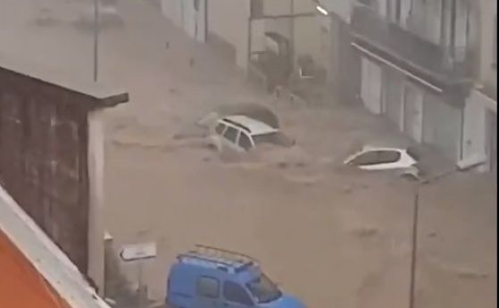 Буря наводни Корсика, коли и кофи за смет плават по улиците (видео)