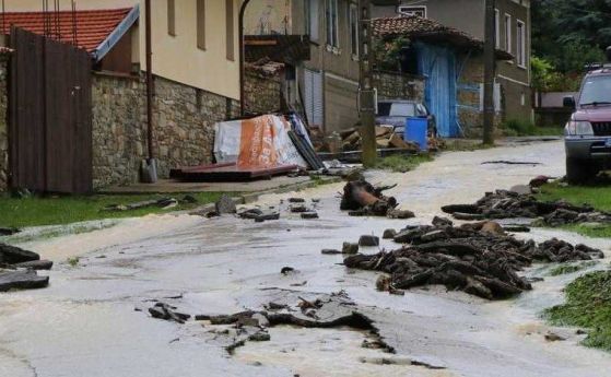 Порой наводни десетки сгради във великотърновско село