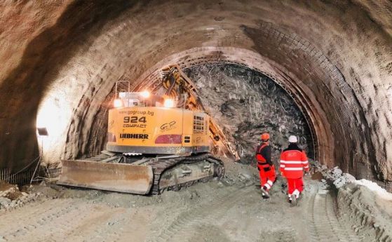 Част от тунел Железница се срути и затрупа трима работници