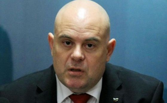 Гешев и ВСС защитиха прокурор, чиито снимки Васил Божков публикува