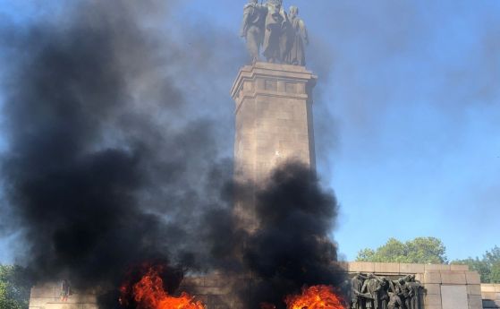 Паметникът на Съветската армия в пламъци? Не, само кофа е (снимки)