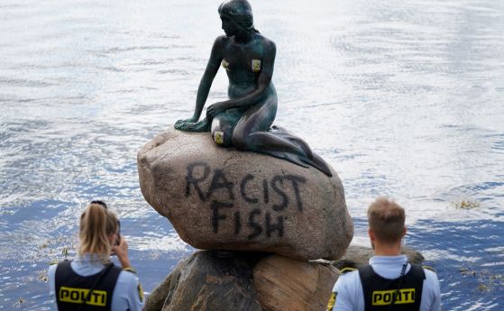 Оскверниха Малката русалка в Копенхаген с надпис ''Расистка риба''