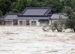 Река наводни дом за възрастни в Япония, има жертви