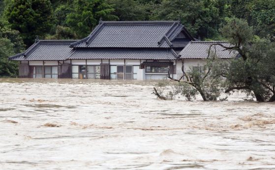 Река наводни дом за възрастни в Япония, има жертви