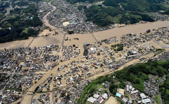 Десетки жертви при наводненията в Япония (видео)