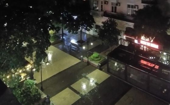 Пороят в София наводни улици, Перловската река излезе от коритото си