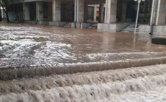 Порой наводни Добрич, двама евакуирани