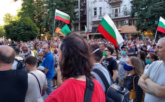 Протестът се премести пред Съдебната палата, иска оставките на Гешев и Борисов (снимки и видео)