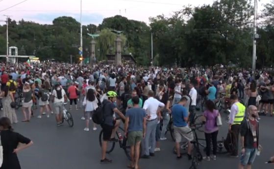 Протестът блокира Орлов мост (видео)