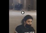 Полицията преби протестиращи, петима полицаи ритат паднал човек (видео)