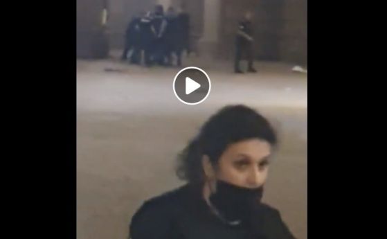 Полицията преби протестиращи, петима полицаи ритат паднал човек (видео)