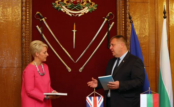 Министърът на отбраната Красимир Каракачанов награди британския посланик Ема Хопкинс