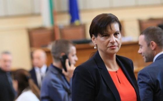 Дариткова: Оставките на тримата министри не са депозирани