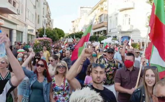 Протести в почти всички областни градове в страната