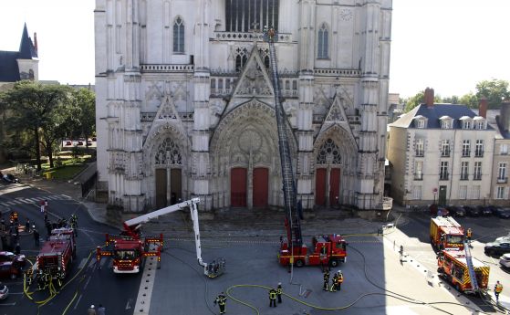 Пожар горя в катедрала във френския град Нант (обновена)