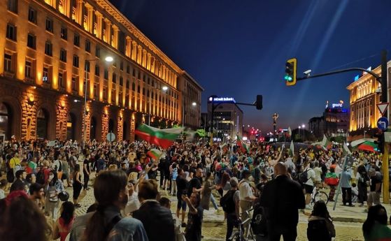 Протестът, ден 12: Шест блокади в София - НС, МС, БНТ, Орлов мост, Попа и Първо районно (хронология)