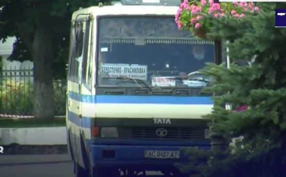 Заложническа криза в Украйна: Похитител държа в плен 16 пътници в автобус