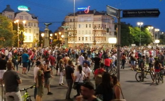 Ден 14: Протестът блокира седем ключови точки в центъра на София (на живо)