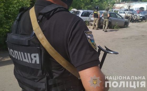 Мъж с граната взе за заложник полицай в Украйна