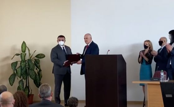 Гешев награди с нож отстранения от Борисов министър на МВР