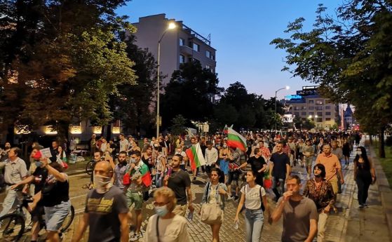 Ден 16: Протестът блокира осем ключови точки в центъра на София (снимки)