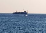 Два кораба със 140 мигранти в риск да потънат