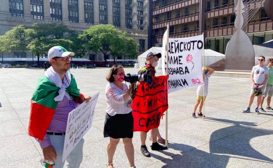 Българи в Чикаго също на протест за оставка