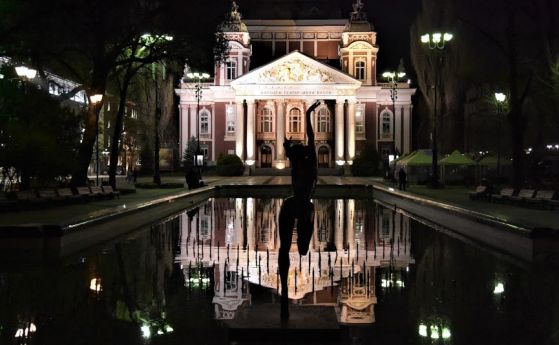 Намушкаха мъж край Народния театър в София тази нощ