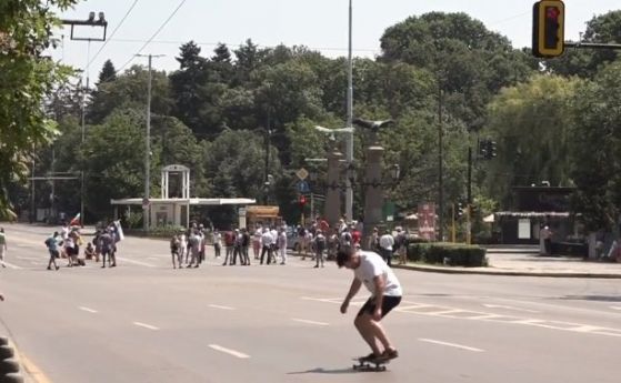 Протестът започна: Блокирани са ключови булеварди в столицата, Орлов мост е затворен (видео)