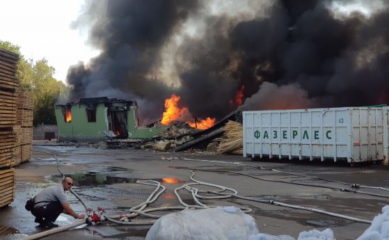 Пожар в предприятие за мебели в Търговище, има пострадали