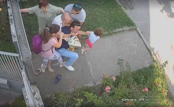 Камера засне как баща насилствено взема дете от майката
