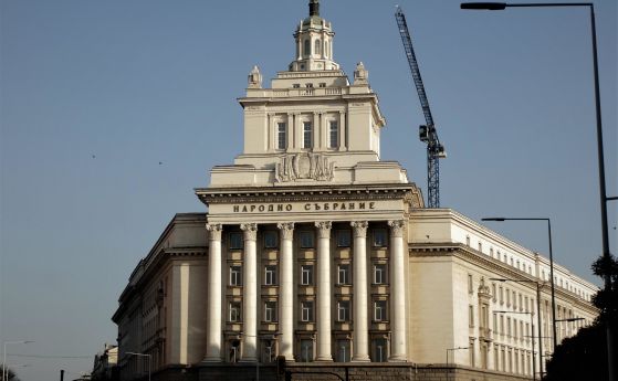 Депутатите във ваканция, през септември се връщат в новата зала на бившия партиен дом