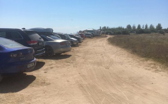 Десетки автомобили са паркирани върху дюните на Крапец-север. Концесионер с изтекъл договор стопанисва плажа