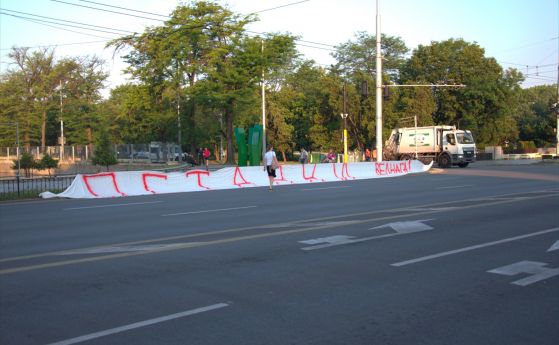 Ден 26: Три кръстовища в София остават блокирани (снимки)
