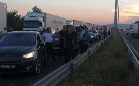 Магистрала Марица е блокирана от протестиращи. Изви се километрична опашка от автомобили преди границата с Турция (видео)