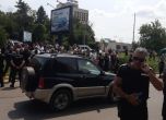 Блокираха движението до Арена Армеец, спират коли на изхода на Техпарка. Охраната би хора (видео, снимки)