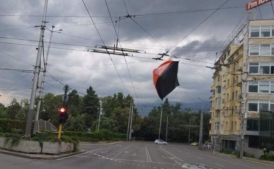 Дъждът разруши част от палатките в центъра на София, но блокадите остават